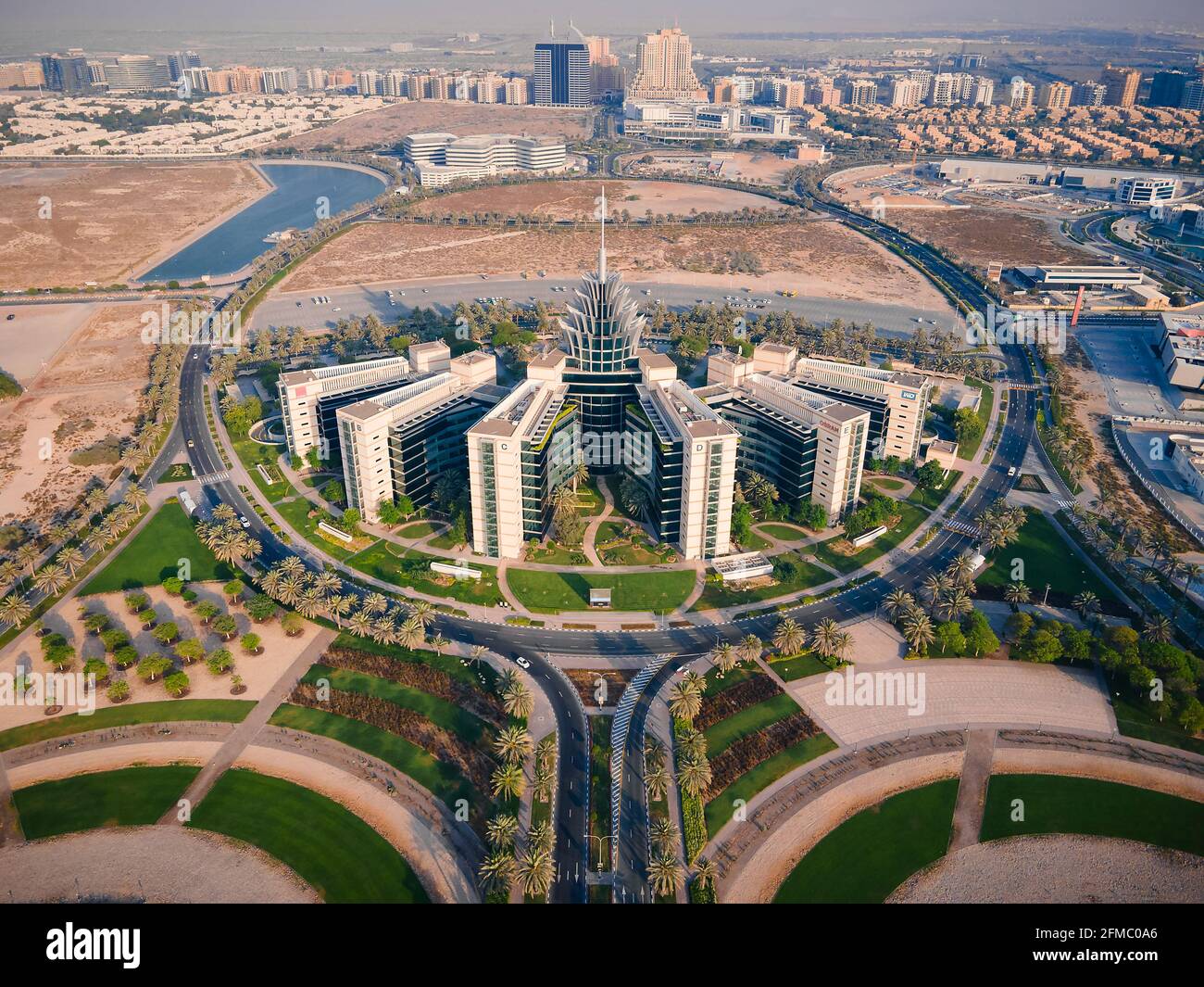 Dubai, Emiratos Árabes Unidos - 5 de mayo de 2021: Dubai Silicon Oasis parque tecnológico, zona residencial y zona libre en Dubai emirate suburbios en el árabe unido Foto de stock