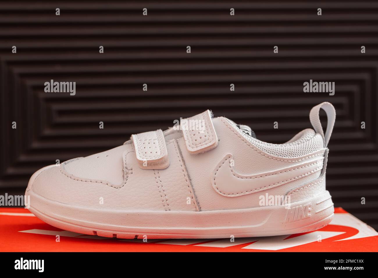 Oregon, EE.UU. - 4 de mayo de 2021: Zapatillas de lona Nike Pico 5 (TDV)  blancas para niños pequeños Fotografía de stock - Alamy