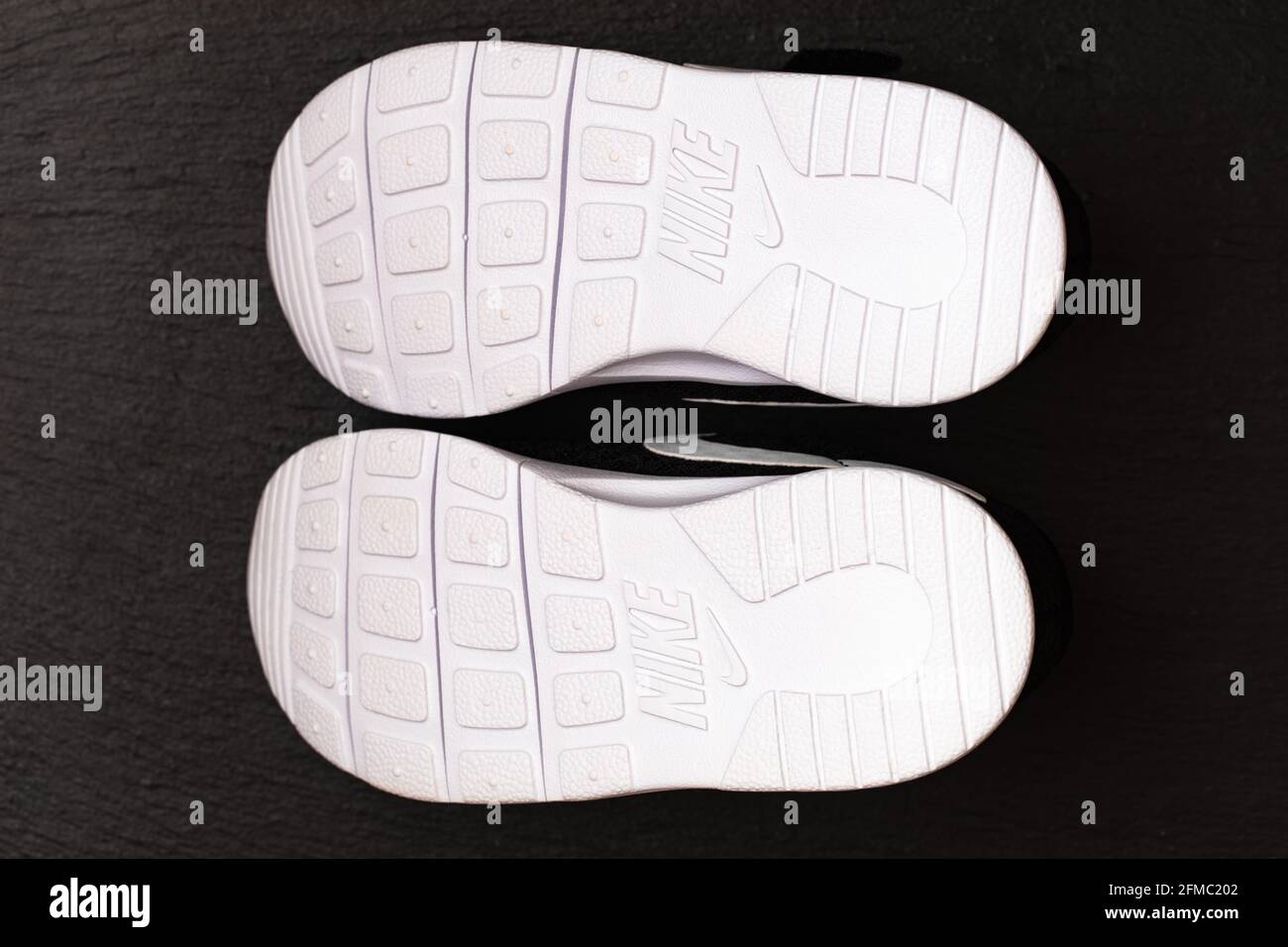 Oregon, EE.UU. - 4 de mayo de 2021: Zapatillas de lona Nike Tanjun (TDV)  negras para niños pequeños Fotografía de stock - Alamy