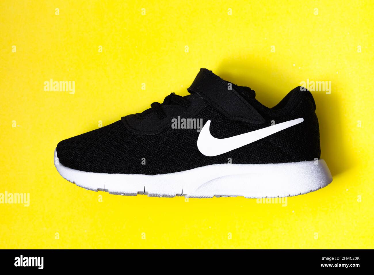 Oregon, EE.UU. - 4 de mayo de 2021: Zapatillas de lona Nike Tanjun (TDV)  negras para niños pequeños Fotografía de stock - Alamy