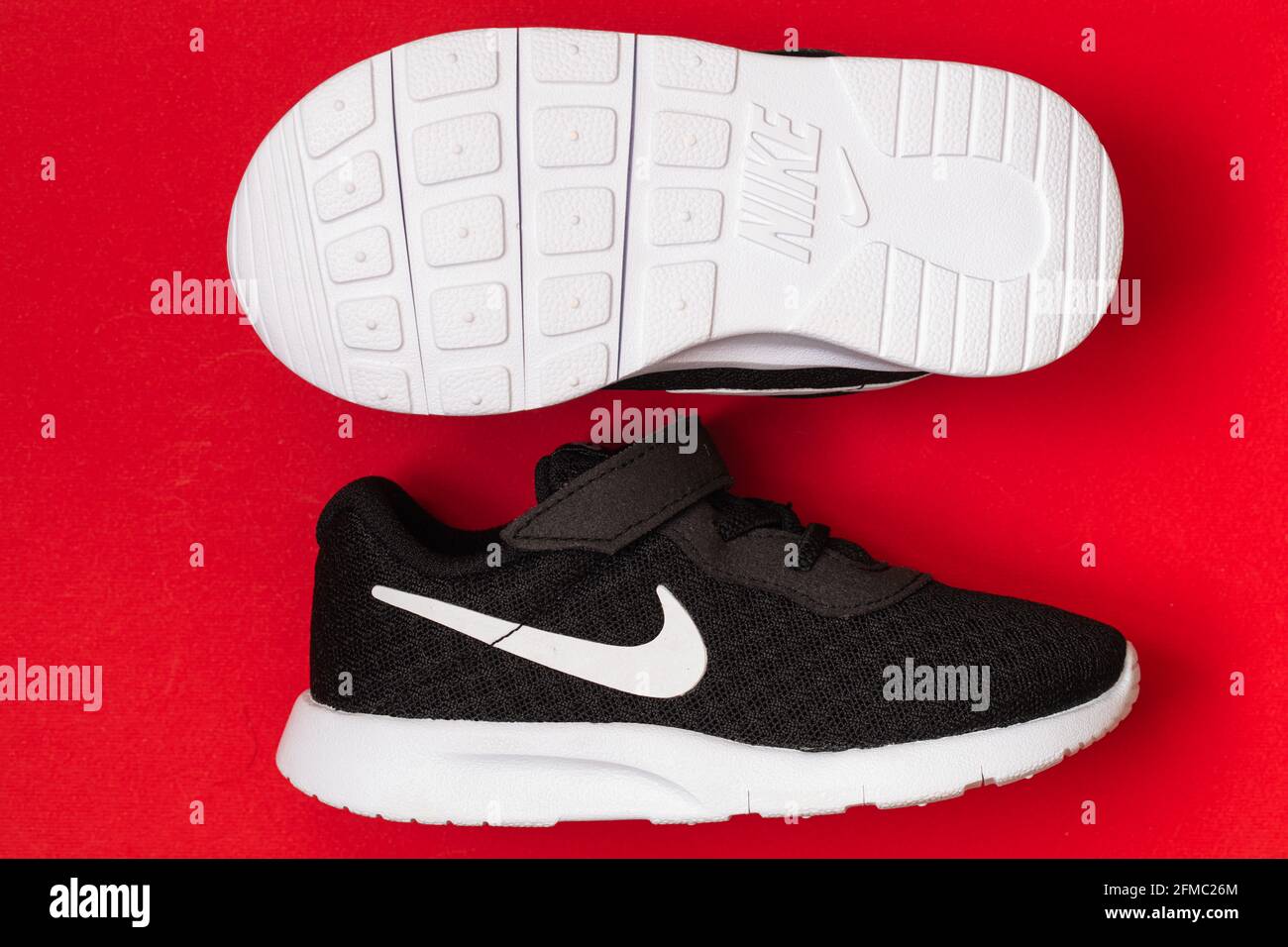 Oregon, EE.UU. - de mayo de 2021: Zapatillas de lona Nike (TDV) negras niños pequeños Fotografía de stock - Alamy