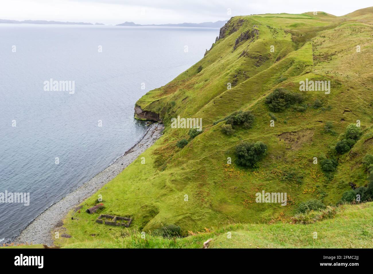 Lealt costa en la isla de Skye, Escocia. Vista en un día nublado, con restos de obras de diatomita. Foto de stock