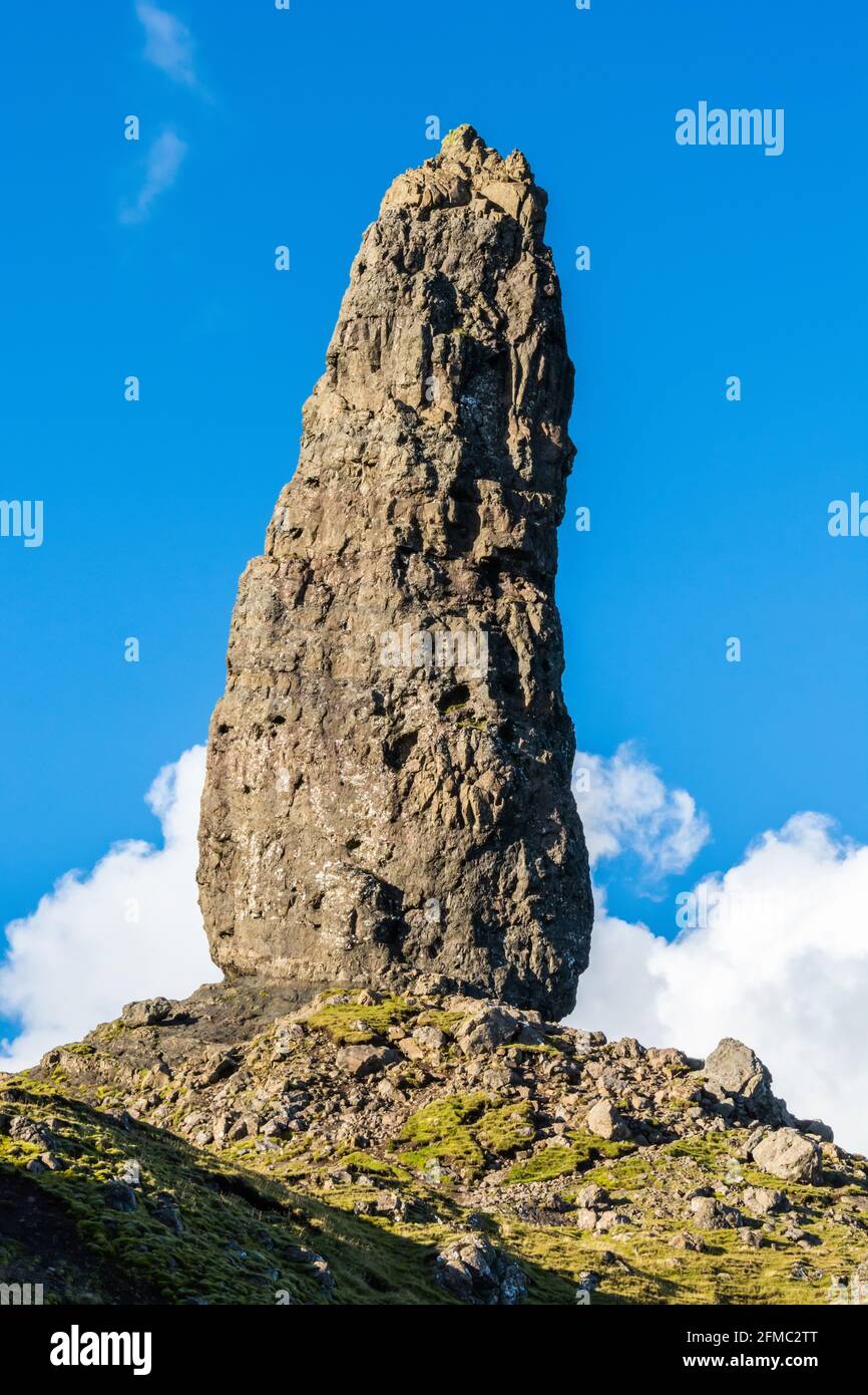 Un pináculo rocoso de los acantilados del Viejo Hombre de Storr en la isla de Skye en Escocia. Foto de stock