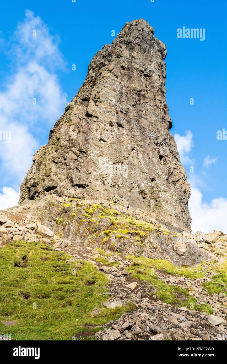 Un pináculo rocoso de los acantilados del Viejo Hombre de Storr en la isla de Skye en Escocia. Foto de stock