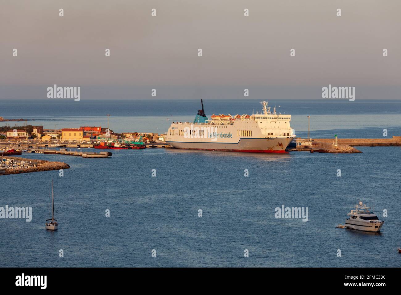 Ferry amarrado en el puerto de Propriano al amanecer. Córcega, Francia Foto de stock