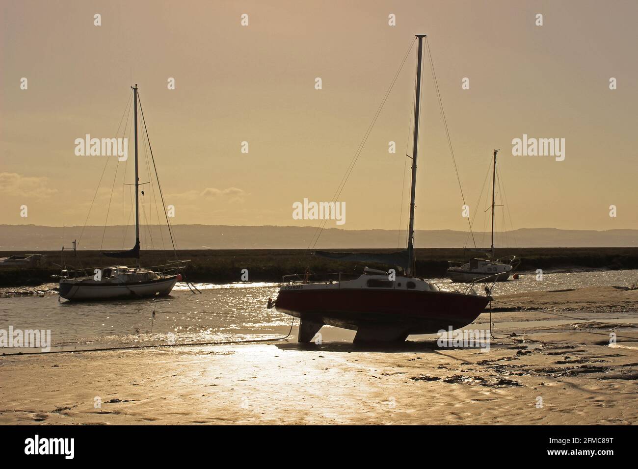 Yachts at Sunset on Heswall Shore, Wirral, Reino Unido Foto de stock