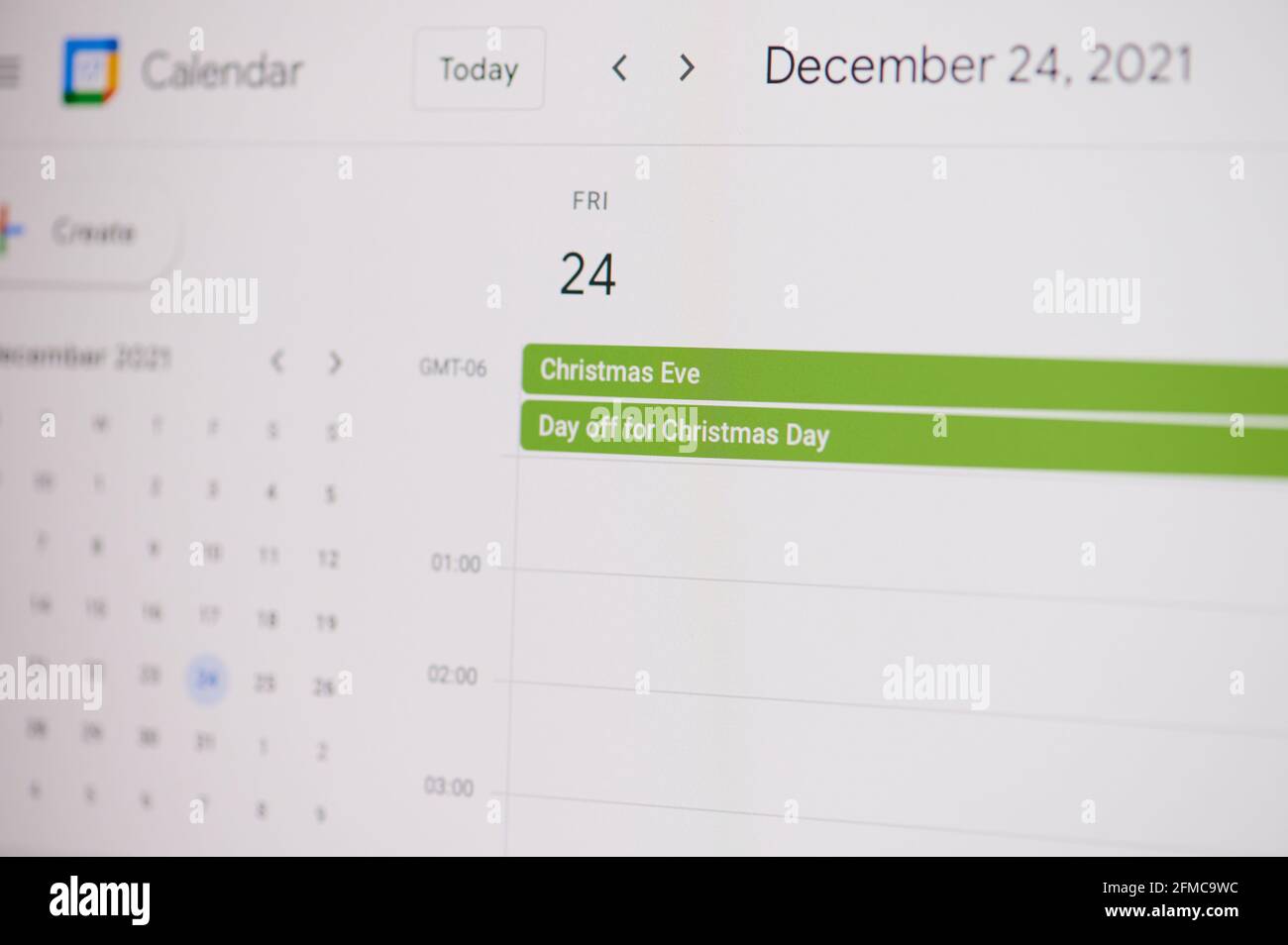 Nueva york, EE.UU. - 17 de febrero de 2021: Nochebuena 24 de diciembre en el calendario de google en la pantalla del portátil de cerca de la vista. Foto de stock