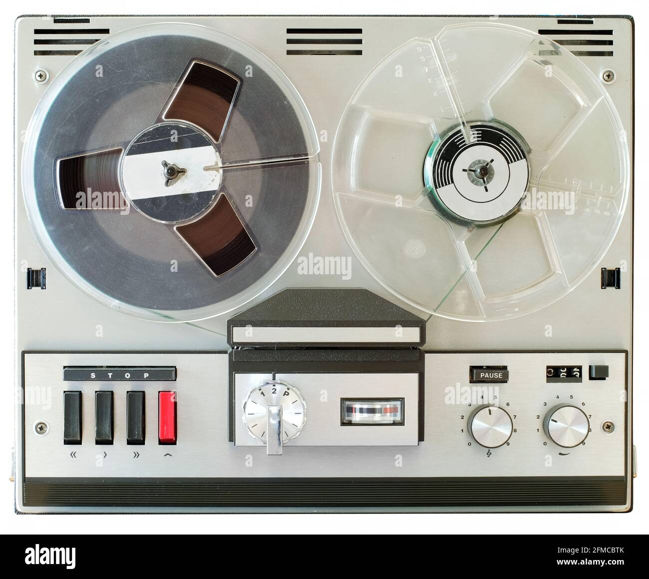 carrete vintage a carrete grabadora de cinta, carrete abierto grabadora de audio. Aislado sobre blanco, nostálgico equipo de audio Foto de stock