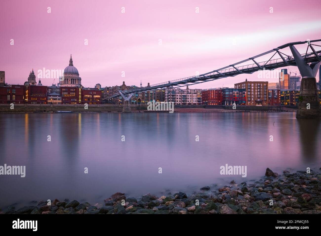 Larga exposición, la ciudad de Londres, el puente Millennium y la catedral de San Pablo al atardecer Foto de stock