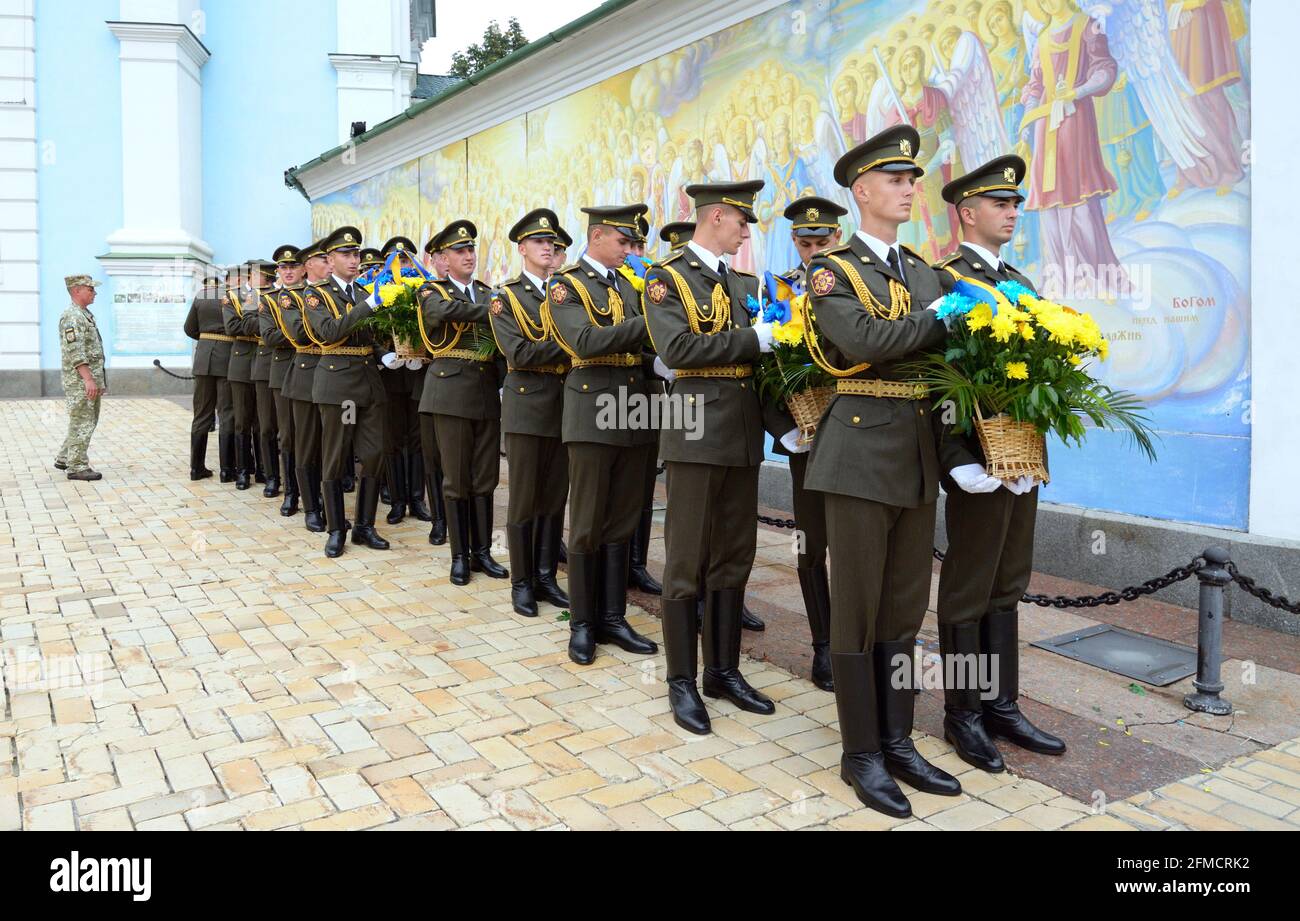 Guardias de honor que se preparan para poner flores al Muro de Recuerdo de soldados caídos en Rusia Ucrania guerra. Día de los Caídos para los soldados ucranianos Foto de stock