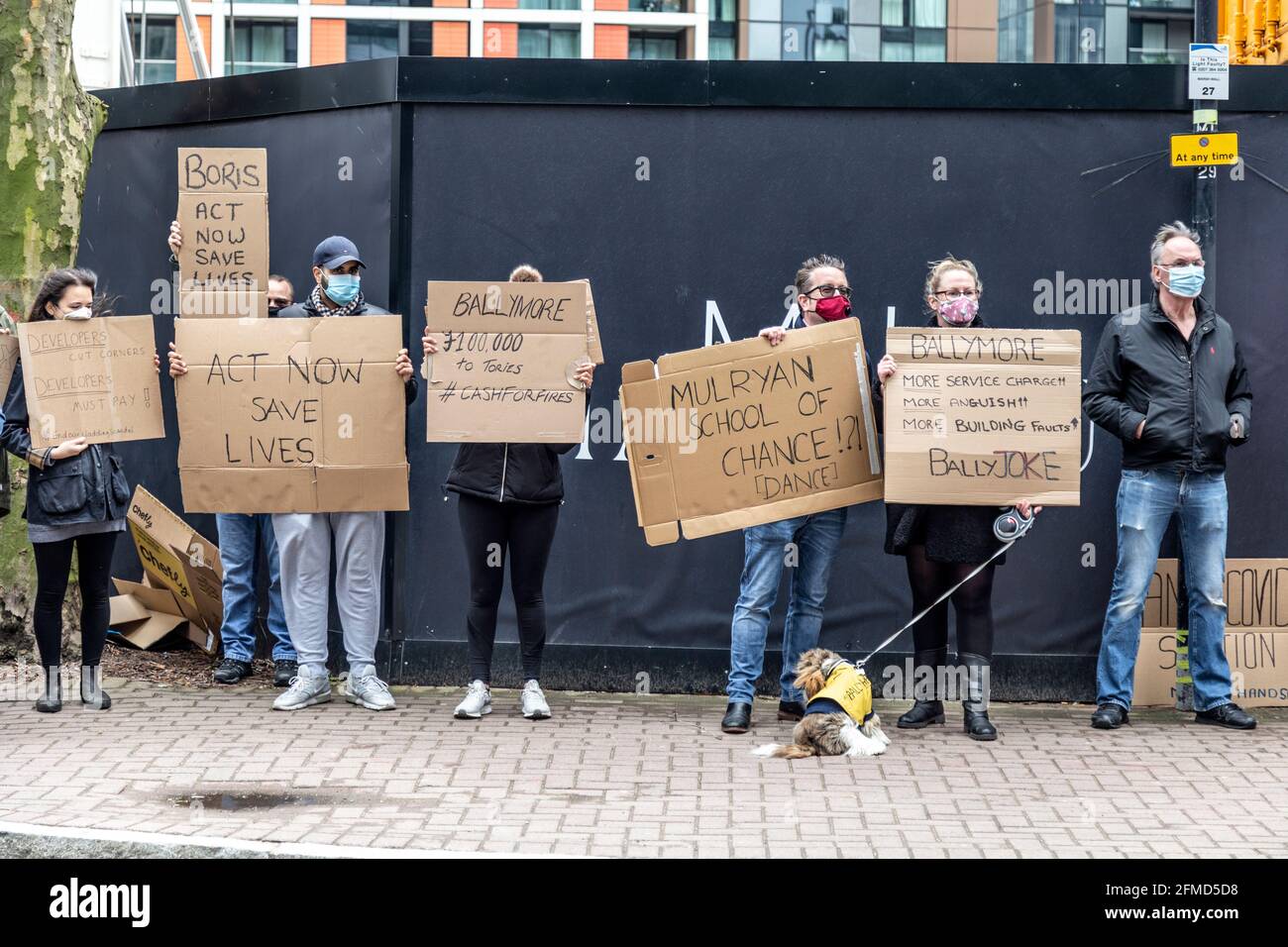 8 de mayo de 2021, Londres, Reino Unido - Protesters que sostienen pancartas se reunieron en South Quay, Canary Wharf para protestar contra el revestimiento inseguro e inflamable de edificios el día después del incendio cercano de New Providence Wharf, Foto de stock