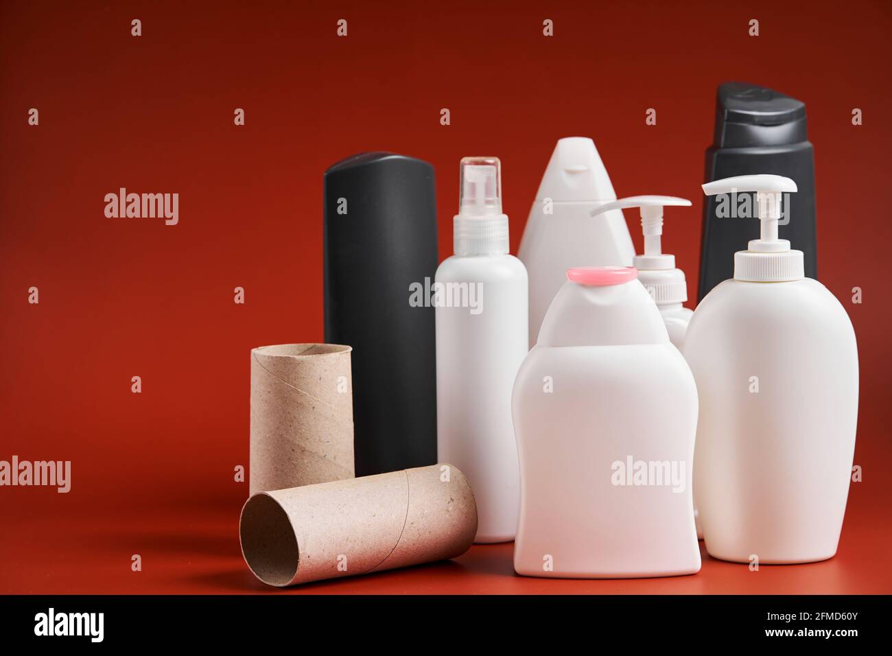 Un juego de envases de plástico limpios y vacíos de diferentes formas de  productos de limpieza para el hogar, artículos de ducha y tubo de cartón de  papel higiénico Fotografía de stock -
