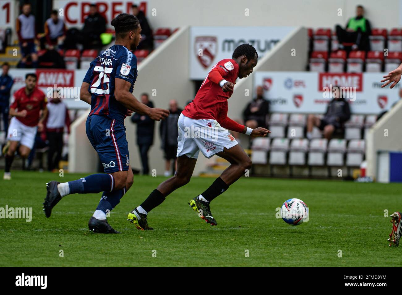 MORECAMBE, REINO UNIDO. MAYO DE 8TH. Carlos Mendes Gomes de Morecambe FC entra en una posición de tiro durante el partido de Sky Bet League 2 entre Morecambe y Bradford City en el Globe Arena, Morecambe, el sábado 8th de mayo de 2021. (Crédito: Ian Charles | MI News) Crédito: MI News & Sport / Alamy Live News Foto de stock