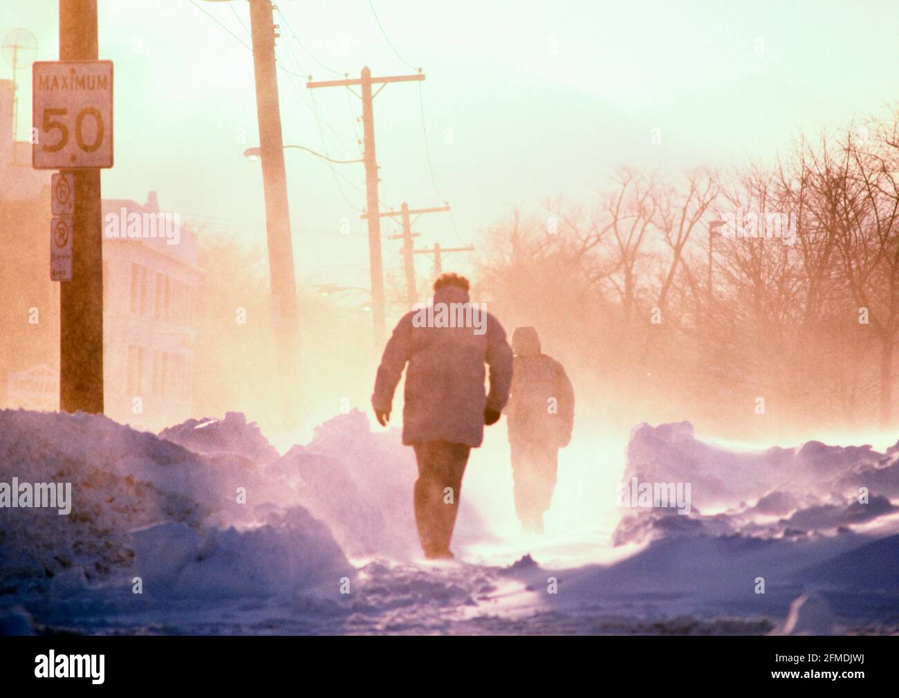 gente caminando en un frío día de invierno en condiciones de ventisca Foto de stock