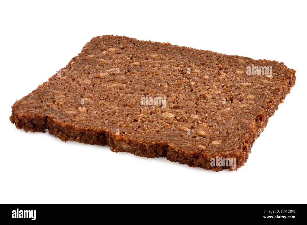 Rebanada de pan alemán de la salud con semillas de girasol aisladas en blanco. Foto de stock