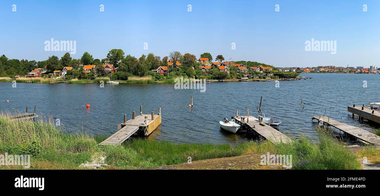 Karlskrona, Suecia - 5 de junio de 2019: Brändaholms Kolonistugor es un famoso asentamiento de casas de jardín. Foto de stock