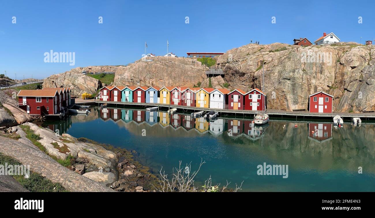 SMOGEN, SUECIA - 10 DE JUNIO de 2019: Idílicas y coloridas cabañas de pescadores Smogenbryggan. Construcciones típicas de casas de madera de Suecia. Foto de stock