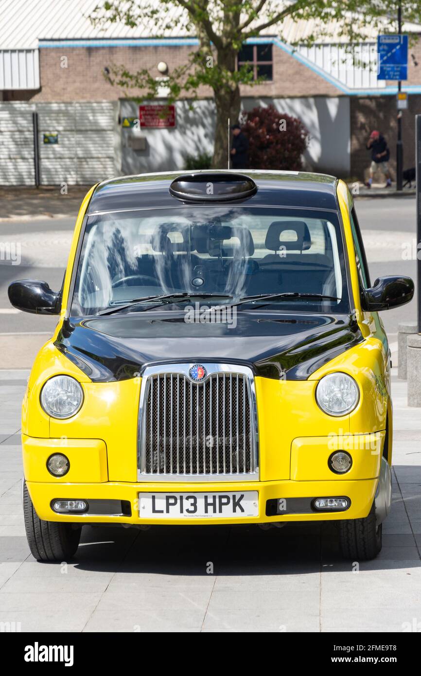 Taxi de Londres amarillo y negro en Imperial Wharf, Chelsea Harbour, Sands End, Borough of Hammersmith y Fulham, Gran Londres, Inglaterra, Reino Unido Foto de stock