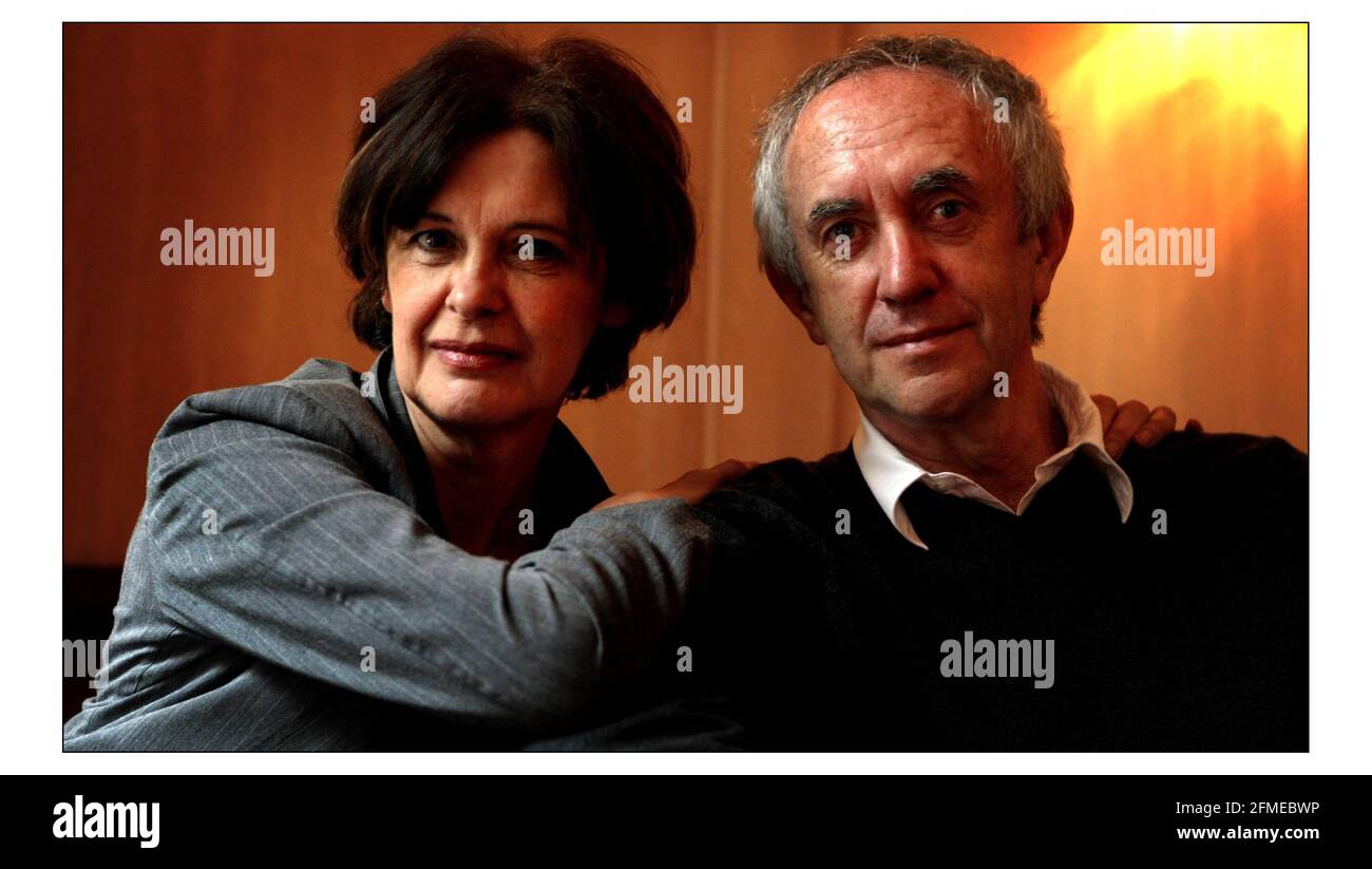 Jonathan Pryce y Kate Fahy fotografiados en el Teatro Apollo En Londres.pic David Sandison 5/4/2004 Foto de stock