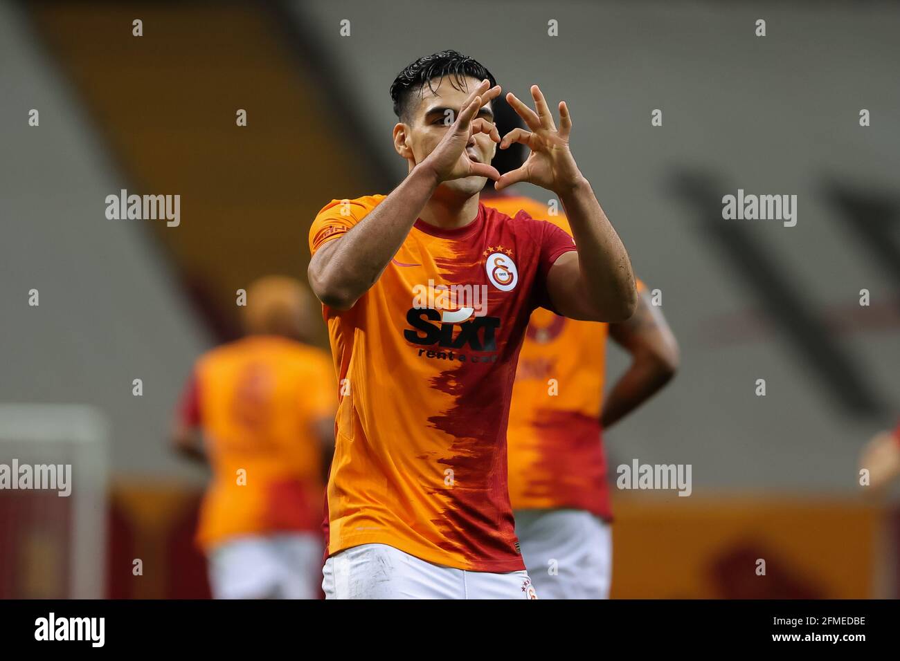 ESTAMBUL, TURQUÍA - 8 DE MAYO: Radamel Falcao de Galatasaray marca el 2-1  durante el partido Super Lig entre Galatasaray y Besiktas en Turk Telekom  Stadyumu el 8 de mayo de 2021
