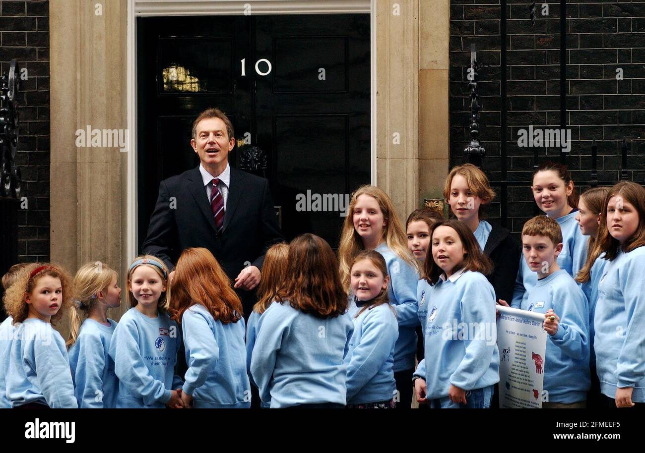 El primer Ministro Tony Blair saluda a los niños que representan a la granja infantil Carta de Bienestar de los animales con el mensaje que los comemos (Animales de granja).les debemos una feliz foto del life28 de noviembre de 2002 Andy Paraíso Foto de stock