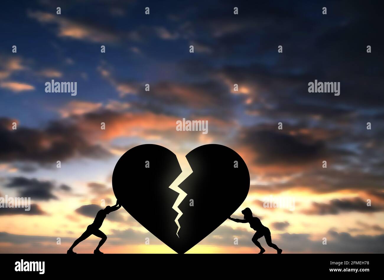 La pareja conecta dos partes del corazón roto, empujando apenas el símbolo del amor para permanecer conectado y vivo, el corazón del amor partes ensamblando por concepto de la pareja Foto de stock