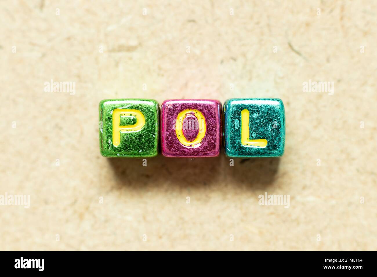 Bloque de letras del alfabeto de color metálico en la palabra POL ( Abreviatura de Puerto de carga o precio en línea) sobre fondo de madera  Fotografía de stock - Alamy
