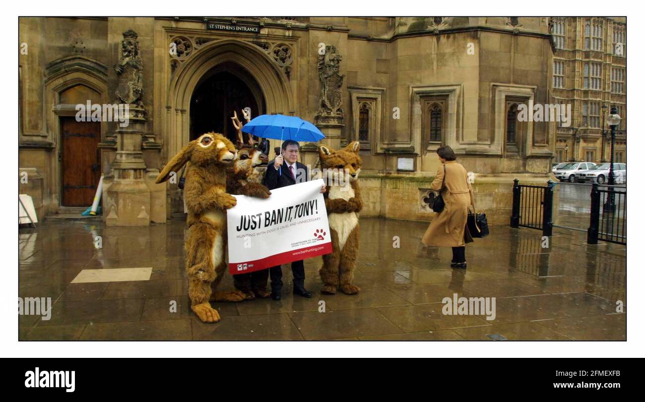Tony Banks apoya la caza anti. Fox Hunt vote en Westminster..Demos bloqueó el camino fuera del parlamento. pic David Sandison 18/3/2002 Foto de stock
