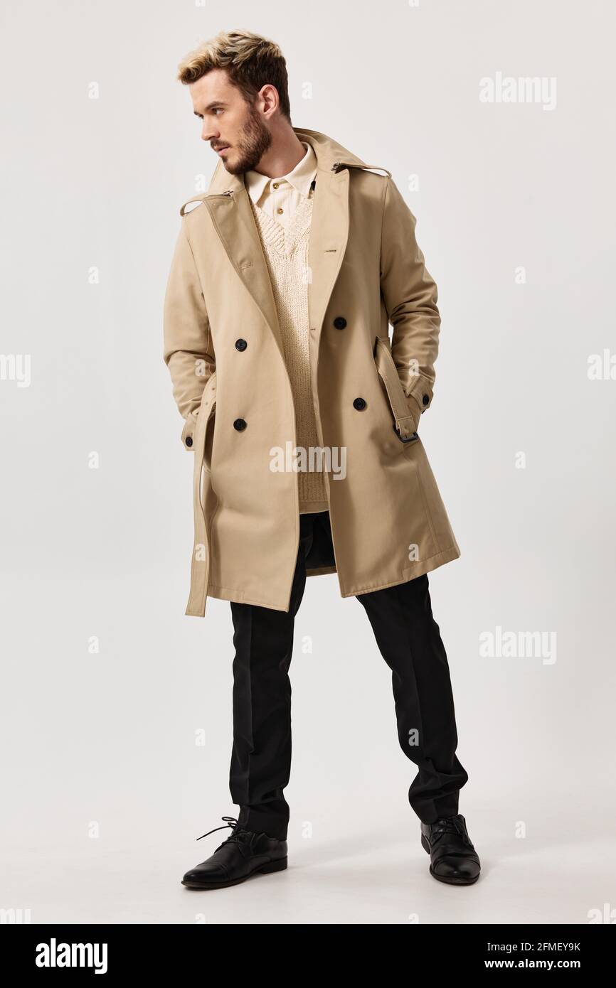 hombre con estilo en abrigo beige y pantalones de tendencia estilo