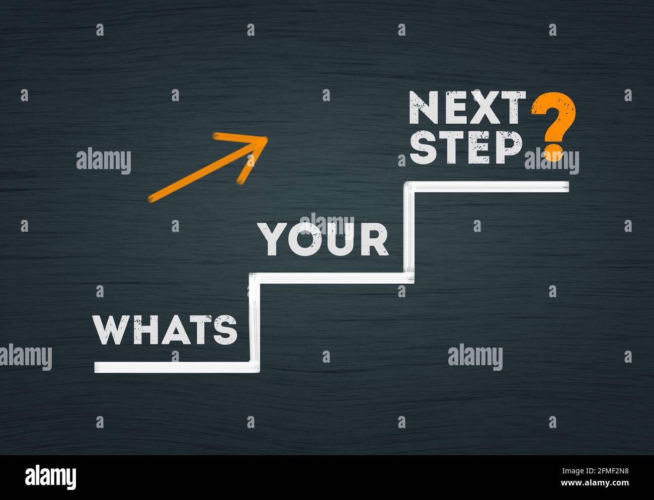 ¿Cuál es tu próximo paso? pregunta en escalera con flecha hacia arriba. concepto de pregunta de negocios. Foto de stock