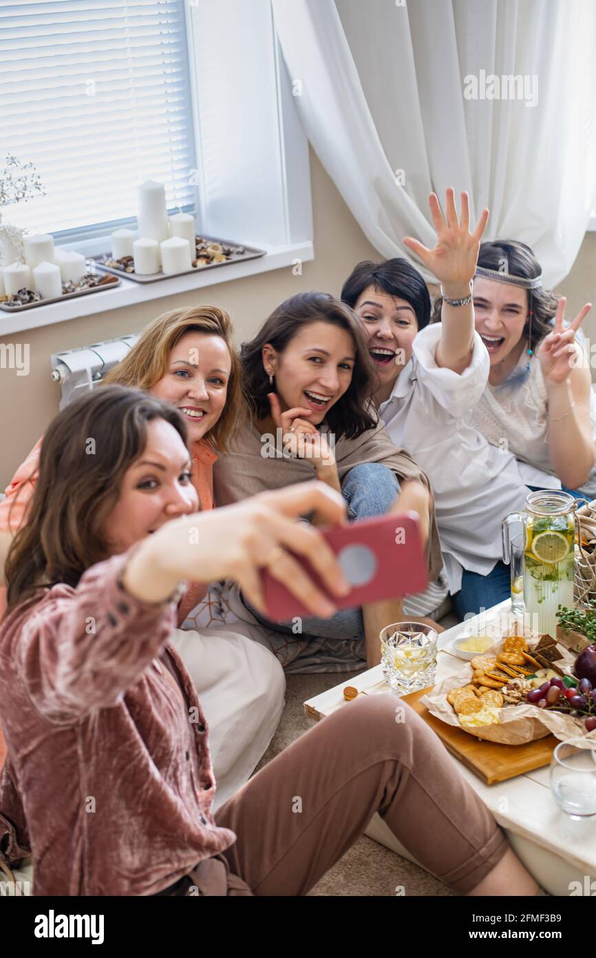 Grupo de jóvenes amigas felices posando tomando selfie uso smartphone en la  despedida de soltera en estilo hippie Fotografía de stock - Alamy