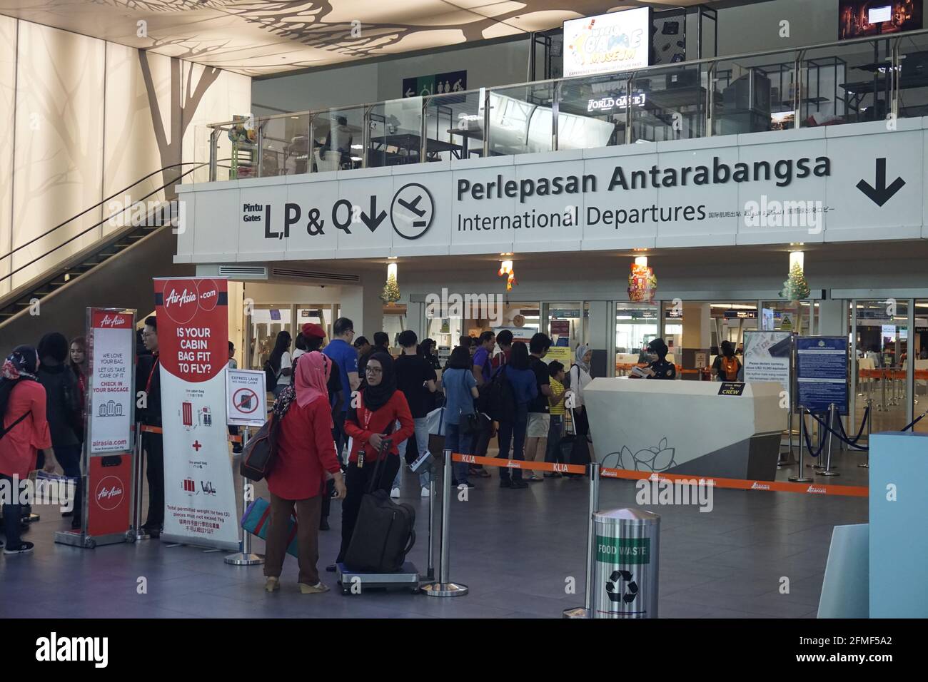 Puerta de salida internacional, aeropuerto KLIA2, Malasia Foto de stock