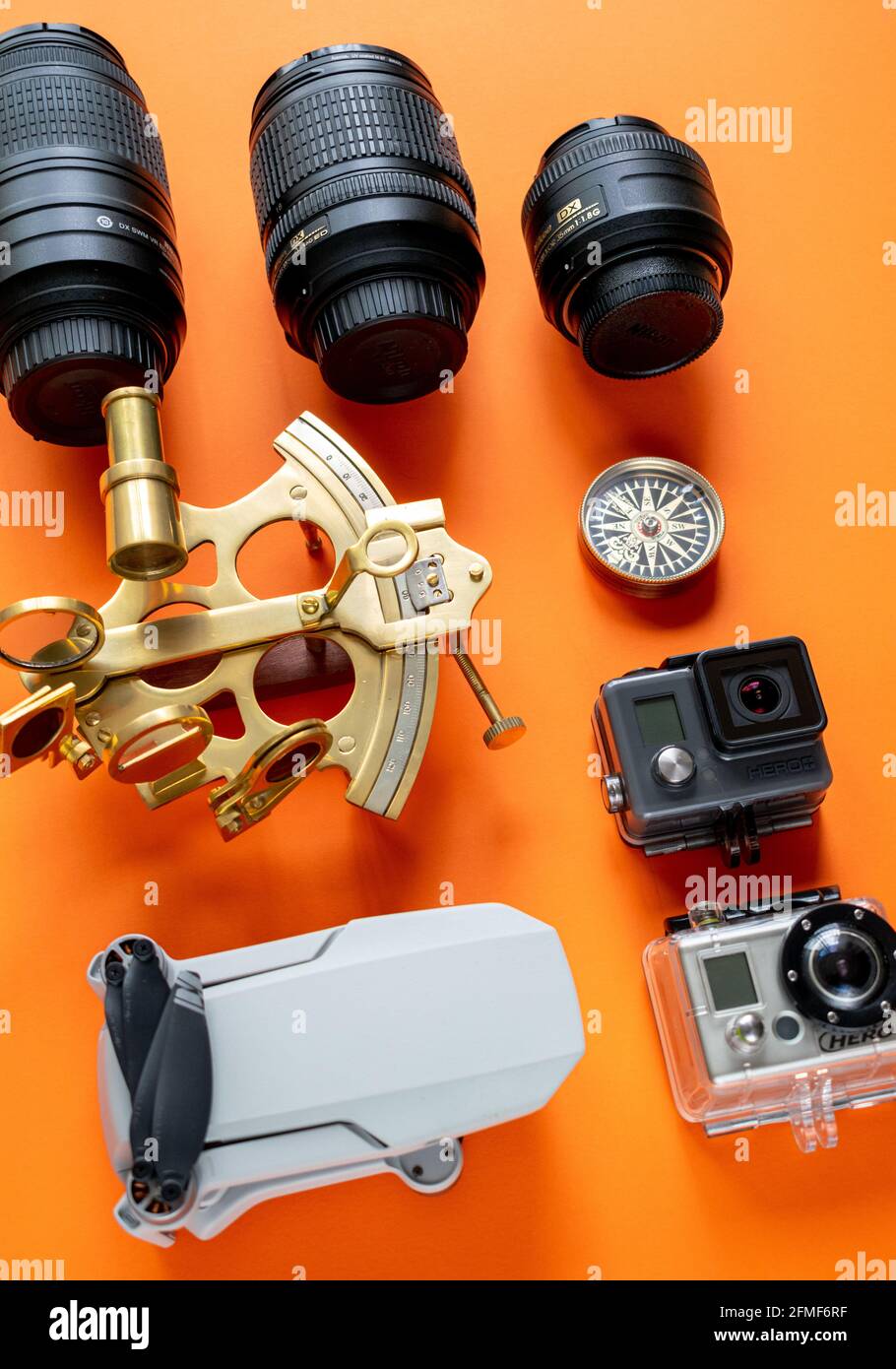 Una selección de lentes para cámaras DSLR con flash, cámaras de acción de  viaje y un retrato con drone retorcido Fotografía de stock - Alamy