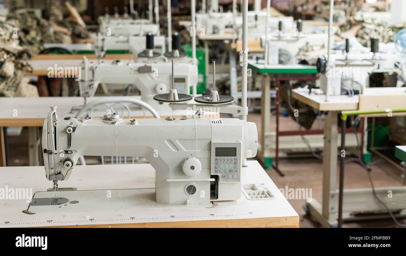 de un taller de costura y textil. Sin gente. La sala de trabajo de costureras y domadores. Escala industrial Fotografía stock - Alamy
