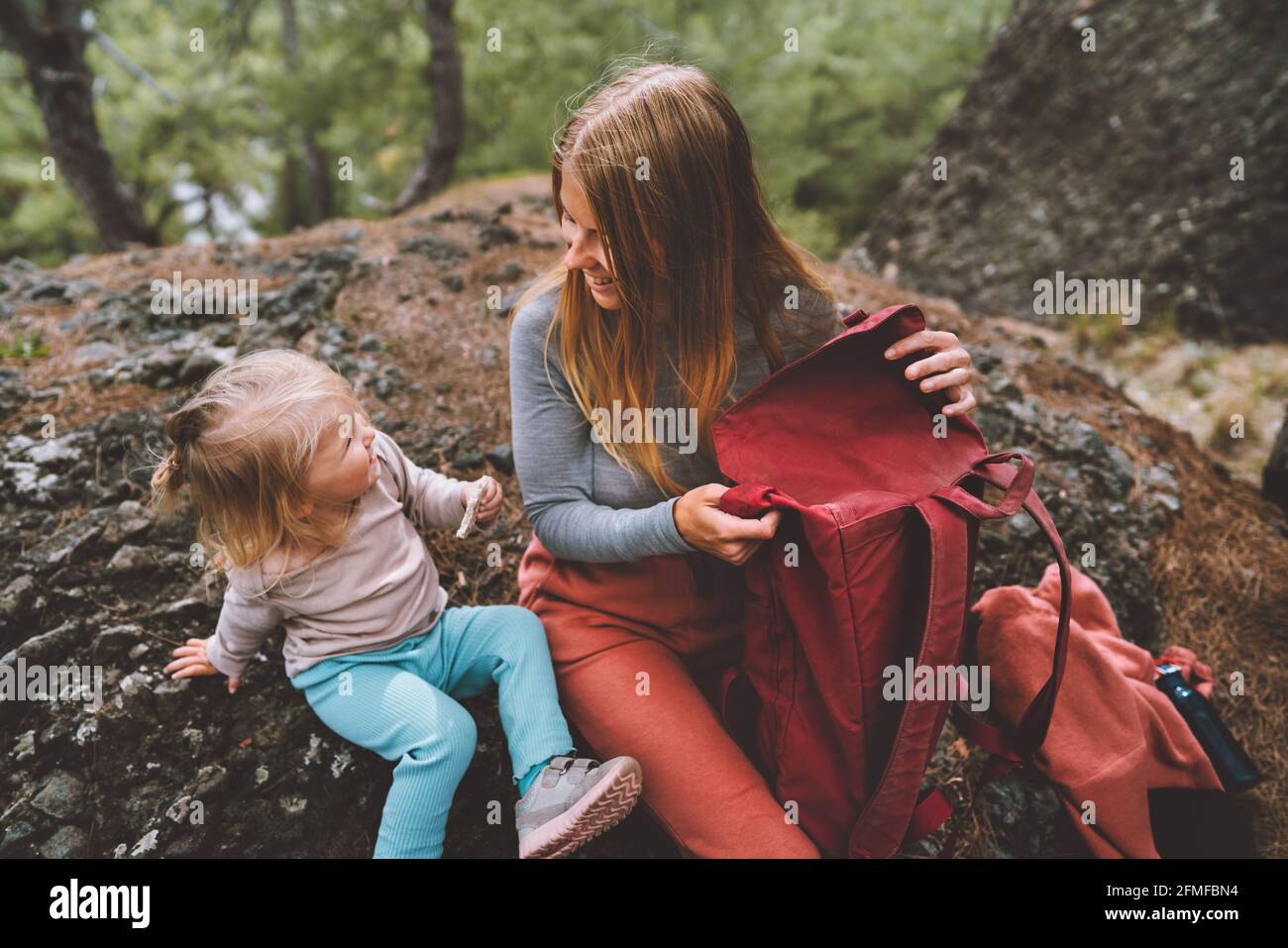 Madre E Hija Ni O Estilo De Vida Familiar Al Aire Libre En Los Viajes Forestales Vacaciones