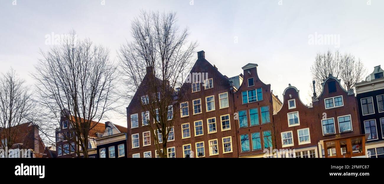 Panorama de las casas danzantes holandesas en el canal del casco antiguo de  Amsterdam, Holanda Fotografía de stock - Alamy