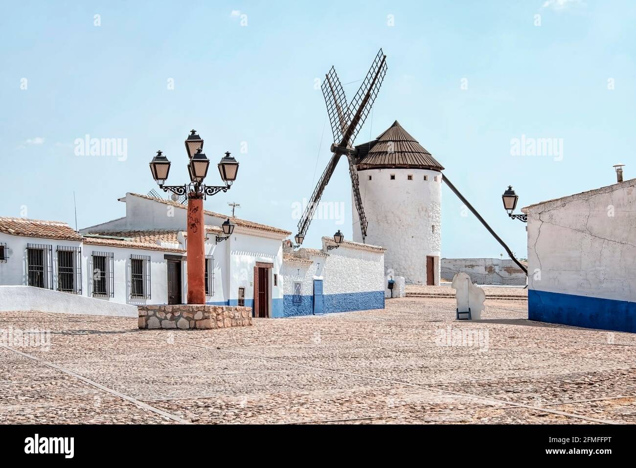 Molinos de viento en la provincia de La Mancha, España Foto de stock