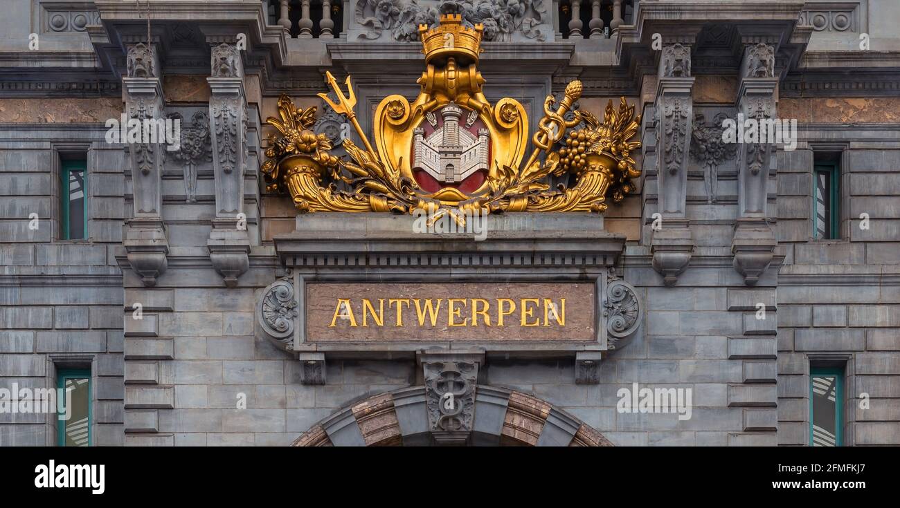 Detalle arquitectónico en la Estación Central de Amberes con nombre de estilo clásico escrito (Centraal Station Antwerpen), Bélgica. Foto de stock