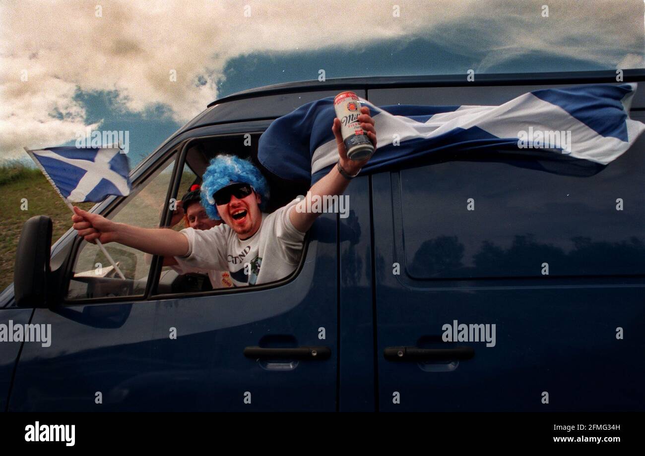 Los partidarios de Escocia en la autoroute A1 en ruta el 1998 de junio Al Stade de France en París para la apertura Partido de la Copa del Mundo contra Brasil Foto de stock