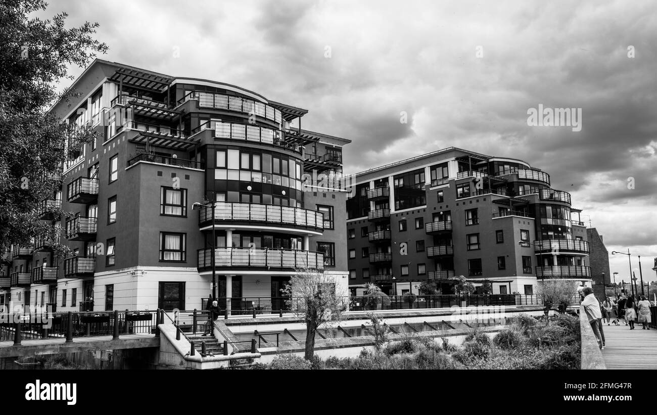 Kingston Upon Thames Surrey Londres Reino Unido Mayo 07 2021, Desarrollo de pisos de alta altura de lujo o edificios de apartamentos bajo un cielo pluvial nublado Foto de stock