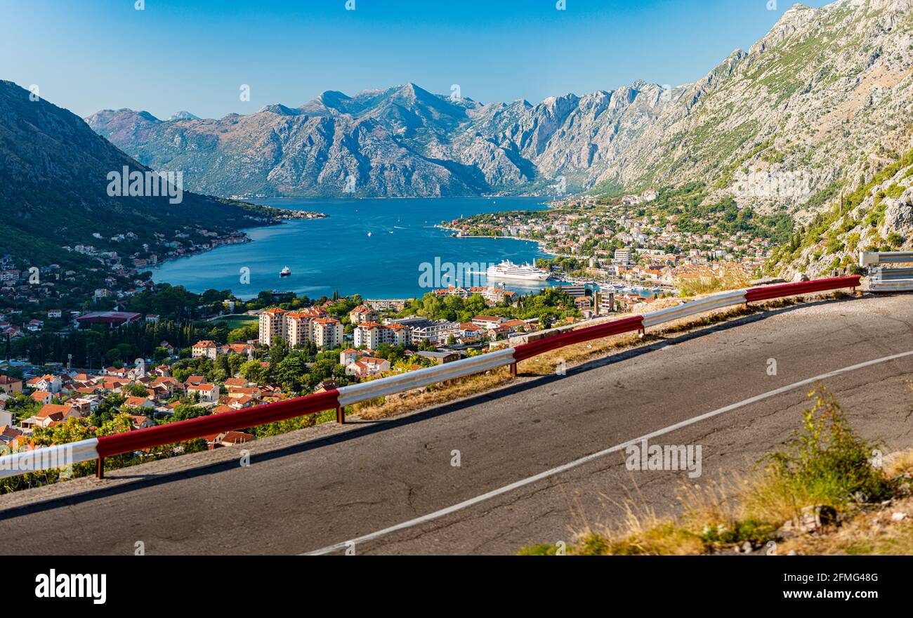 Crucero en Kotor, Montenegro, Europa. Imagen panorámica con crucero, montañas y carretera. Foto de stock