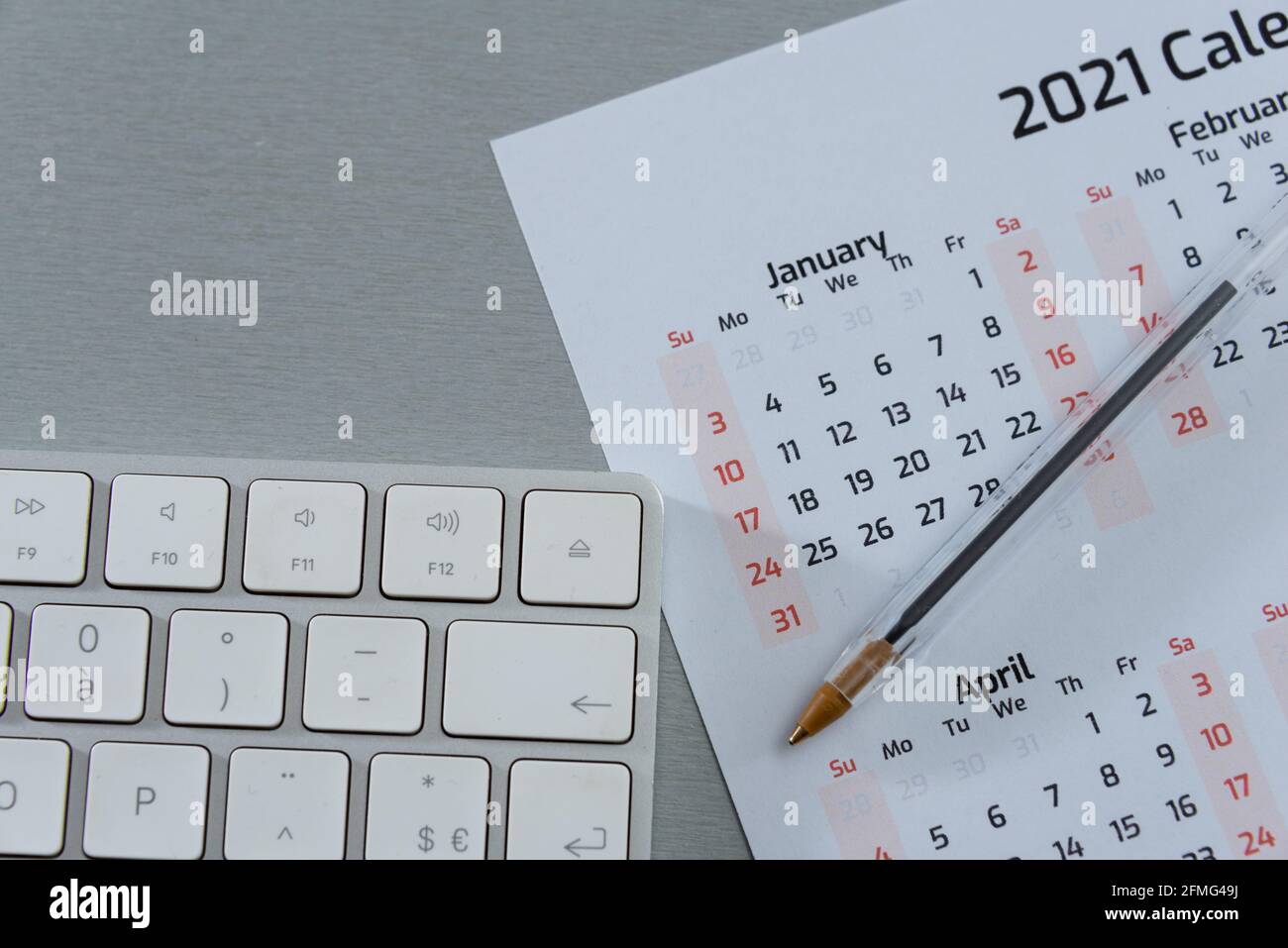 primer plano de la vista superior del calendario 2021 con el lápiz con teclado de ordenador que hace cita reunión o concepto de gestión de tiempo Foto de stock