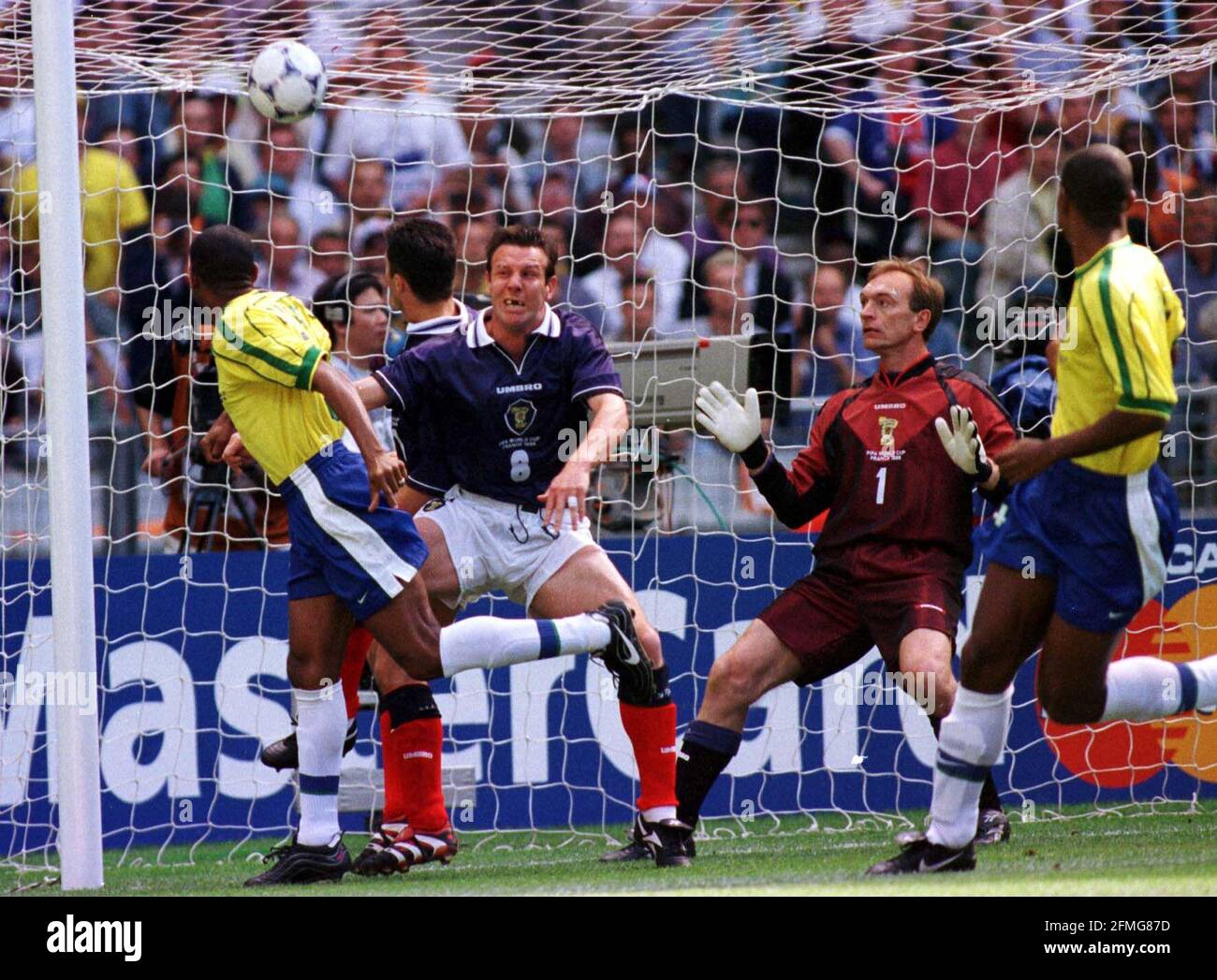 Cafu Brasil anotó contra Escocia durante la apertura de junio de 1998 Juego de la Copa del Mundo en París en el Stade De Francia Foto de stock