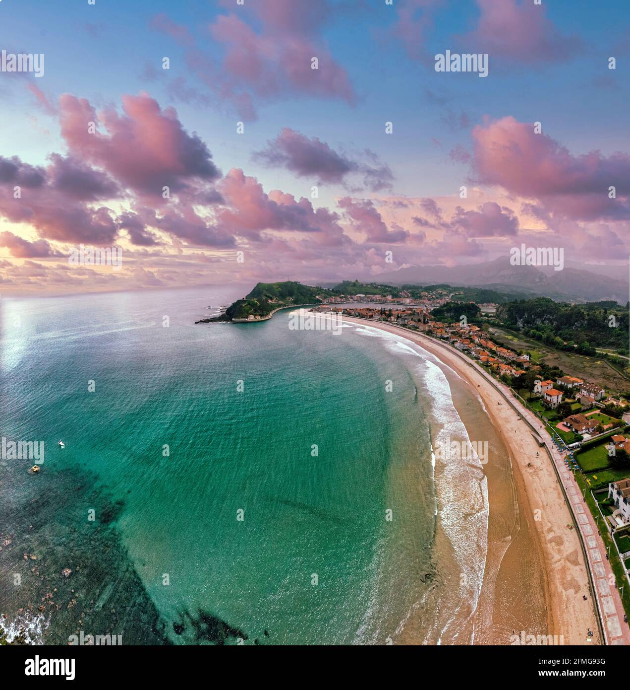 Vista aérea de Ribadesella y de la playa de Santa Marina en Asturias, España. Foto de stock