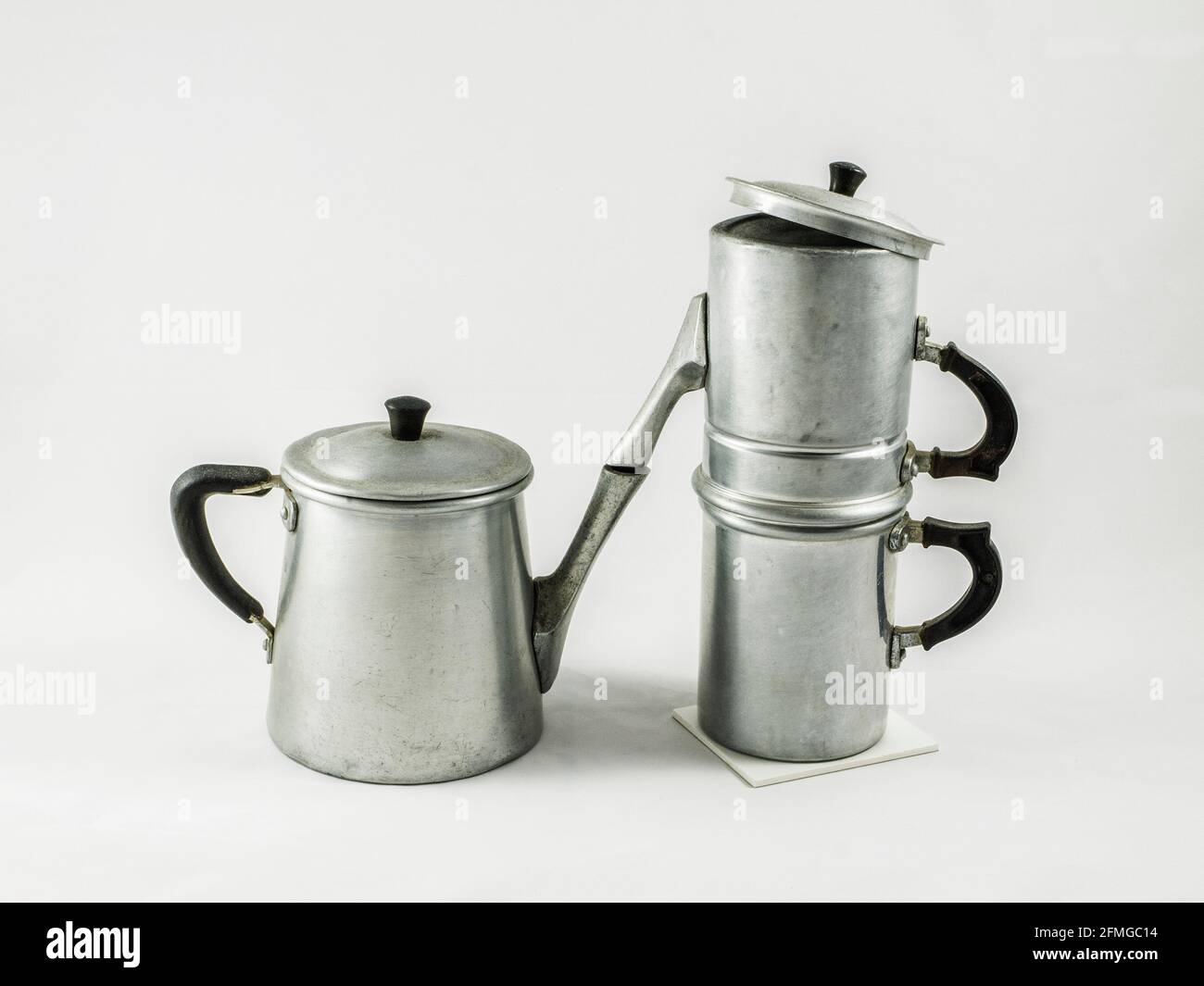 Recipientes antiguos de aluminio para la cocina: Una jarra de leche y una  cafetera napolitana Fotografía de stock - Alamy