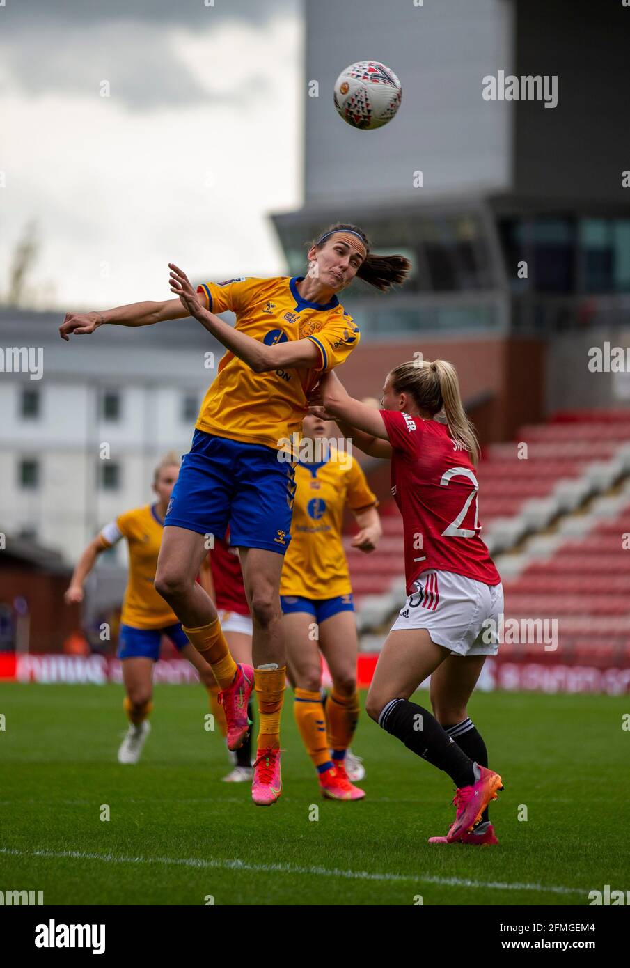 Leigh Sports Village, Lancashire, Reino Unido. 9th de mayo de 2021. Superliga de inglés femenino, Manchester United Women versus Everton Women; Jill Scott de Everton Women sube más alto a la cabeza del balón Crédito: Action Plus Sports/Alamy Live News Foto de stock