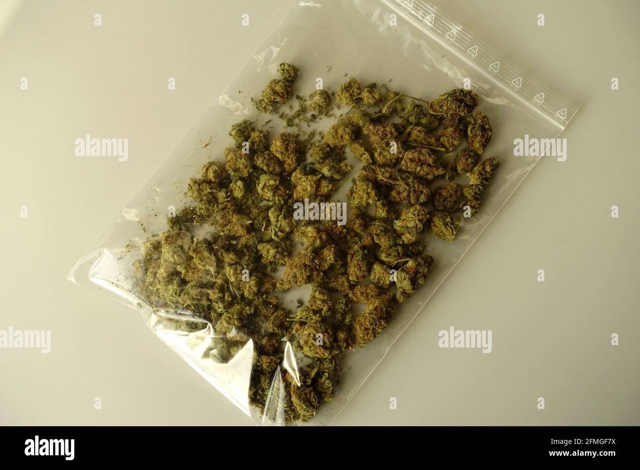 Marihuana en una bolsa fotografías e imágenes de alta resolución - Alamy