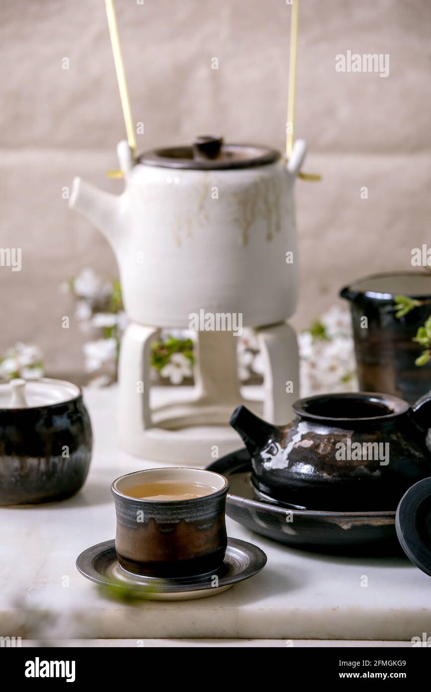Tetera de cerámica blanca y negra hecha a mano para la ceremonia del té Foto de stock