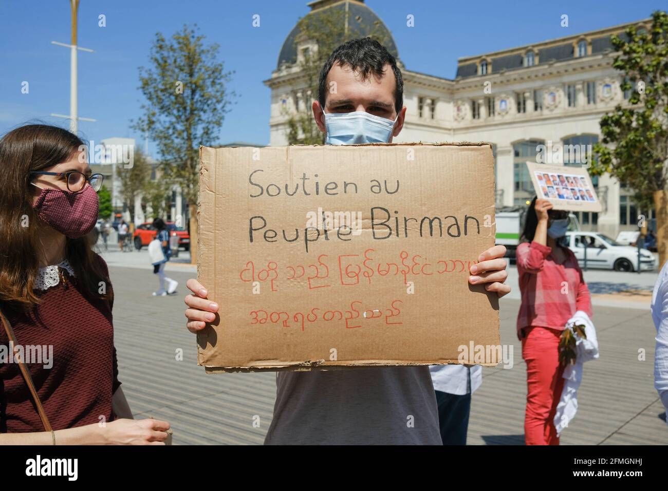 La Comunidad birmana de Francia (CBF) se reunió en la entrada de la estación de tren de Toulouse (Francia), en apoyo del pueblo birmano. Desde el golpe militar de febrero de 1, la muerte de cientos de manifestantes y el encarcelamiento de miles de civiles (incluidos muchos médicos), la diáspora se ha preocupado por sus conciudadanos. Al mismo tiempo, dieron su pleno apoyo al Gobierno de Unidad Nacional (NUG). 8 de mayo de 2021. Foto de Patrick Batard / ABACAPRESS.COM Foto de stock