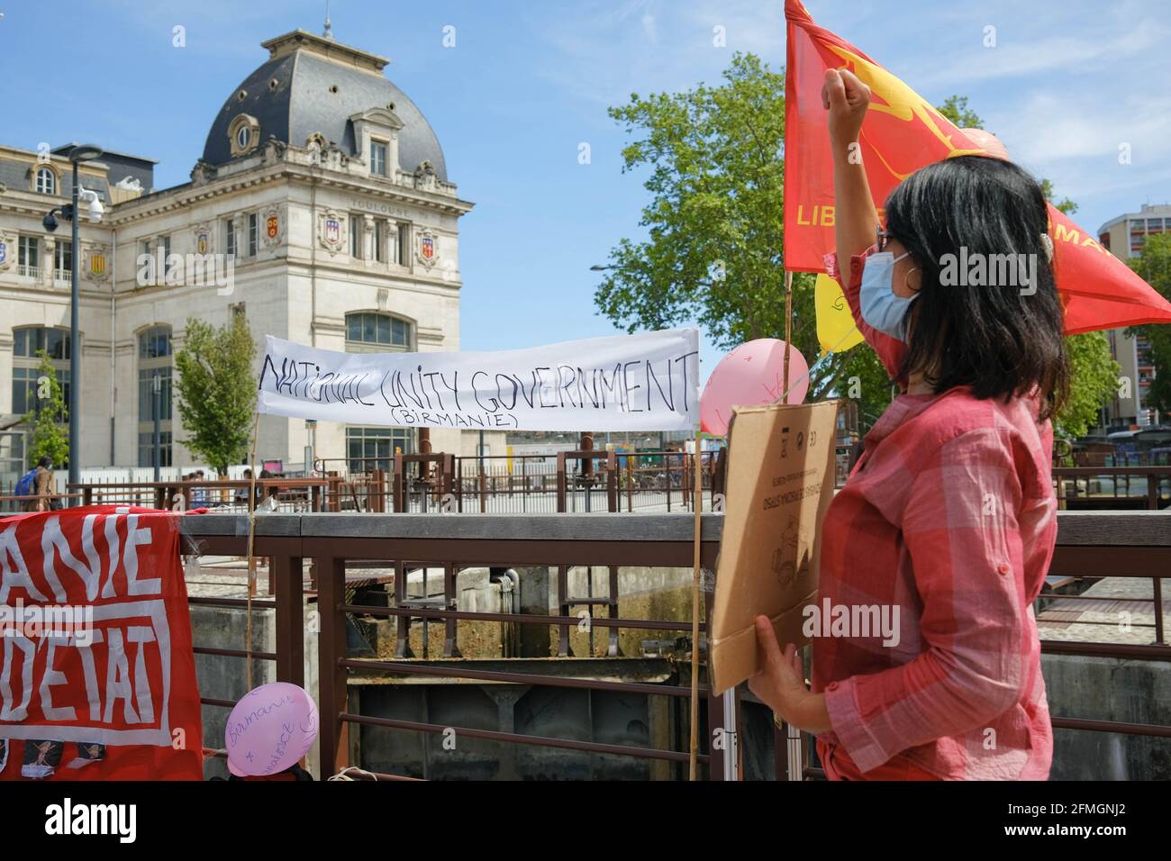 La Comunidad birmana de Francia (CBF) se reunió en la entrada de la estación de tren de Toulouse (Francia), en apoyo del pueblo birmano. Desde el golpe militar de febrero de 1, la muerte de cientos de manifestantes y el encarcelamiento de miles de civiles (incluidos muchos médicos), la diáspora se ha preocupado por sus conciudadanos. Al mismo tiempo, dieron su pleno apoyo al Gobierno de Unidad Nacional (NUG). 8 de mayo de 2021. Foto de Patrick Batard / ABACAPRESS.COM Foto de stock